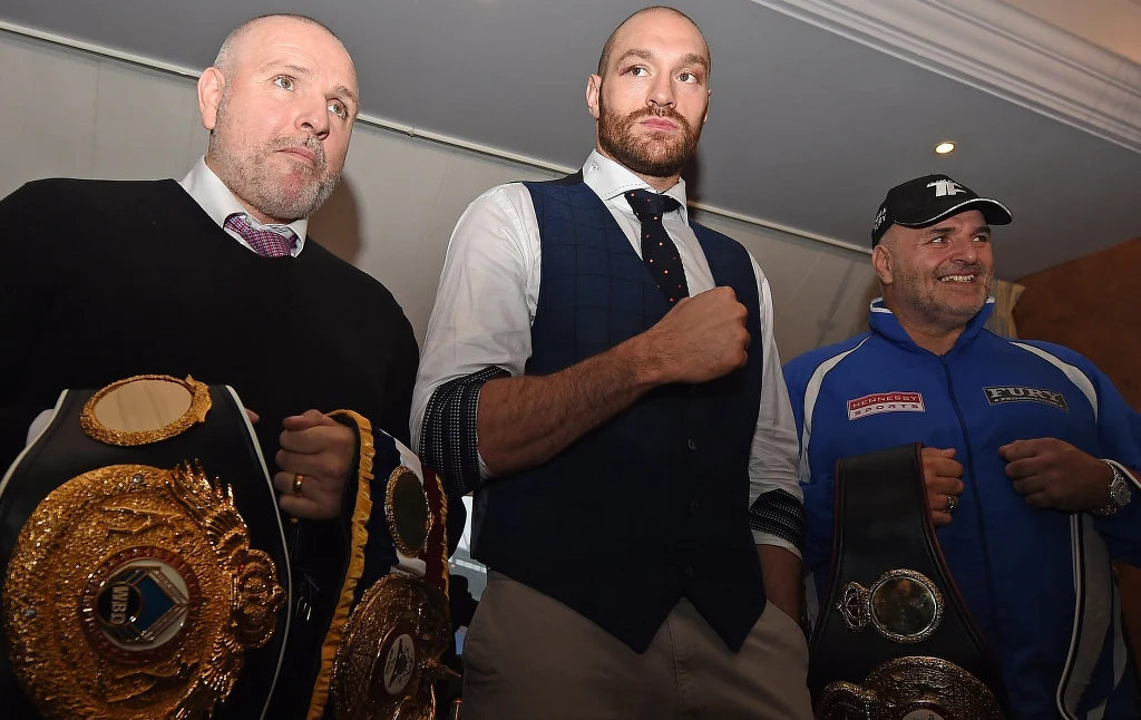Peter Fury (z lewej) i Tyson fury (w środku) Peter Fury (z lewej) i Tyson fury (w środku)