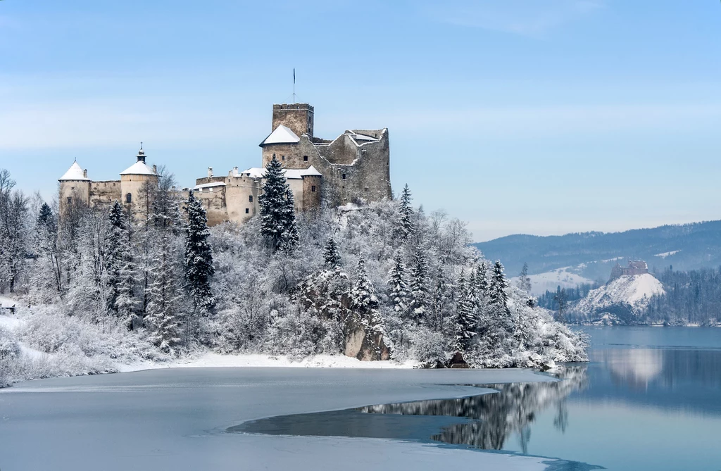 Zamek w Niedzicy, w tle zamek w Czorsztynie