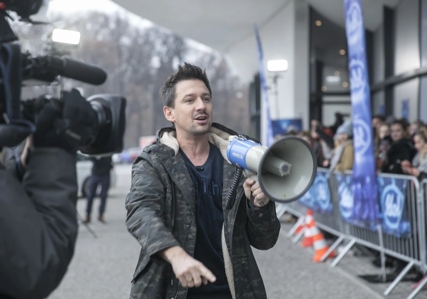 "Pierwszy casting nad morzem w Gdyni i był tłum ludzi. Setki śpiewających osób. To było wzruszające" - mówi w rozmowie z "Faktem" prowadzący Maciej Rock.