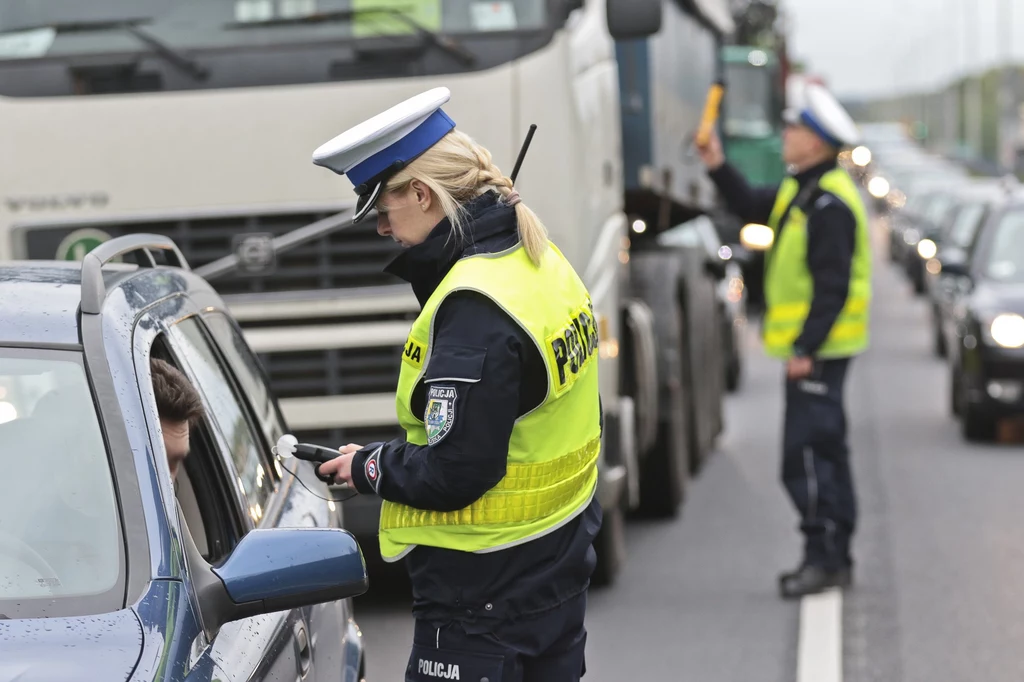 Takie zmasowane kontrole mają szczytny cel, ale są nielegalne