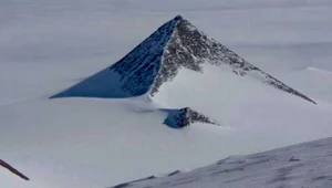 "Piramida z Antarktydy" - wielu liczyło na to, że ma ona starożytne pochodzenie                   Fot. Google Earth