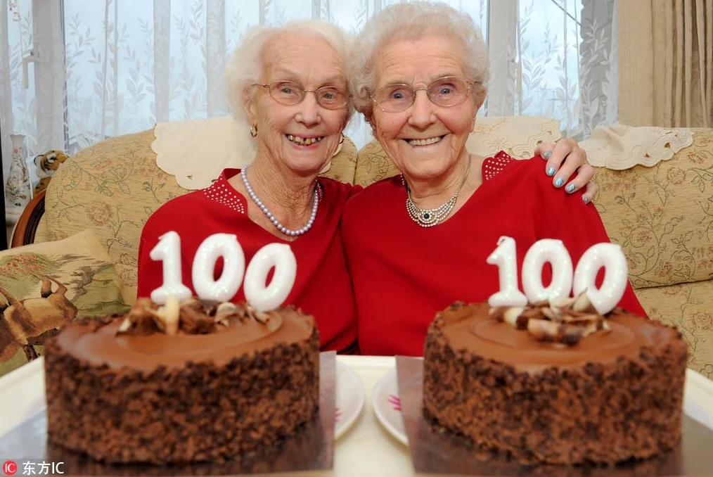 Bliźniaczki Irene Crump i Phyllis Jones świętujące swoje setne urodziny 