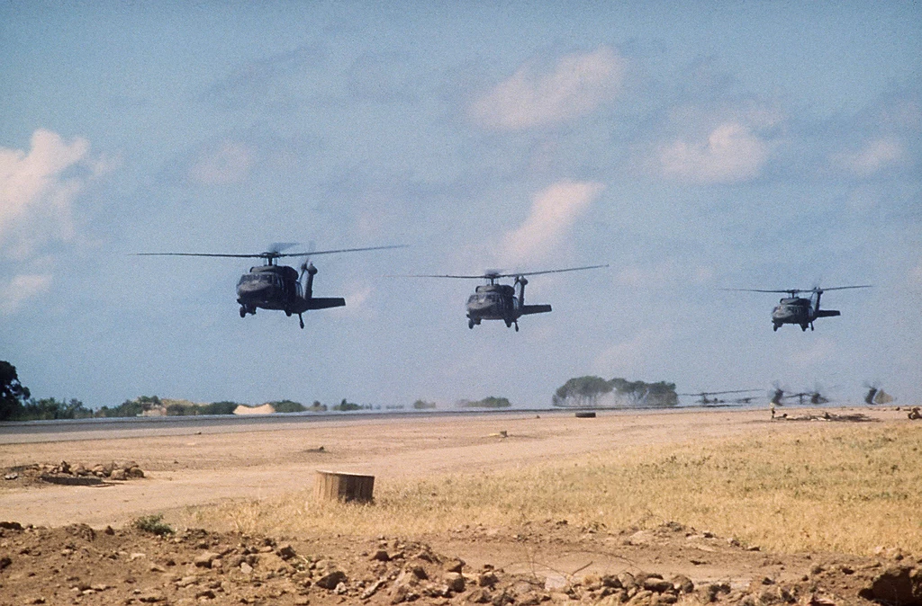 Śmigłowce UH-60 są używane przez Amerykanów od lat. Tutaj nad Grenadą w 1983 roku