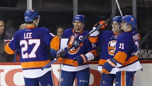 Hokeiści New York Islanders cieszą się ze zwycięskiej bramki