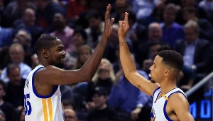 Kevin Durant (z lewej) i Stephen Curry