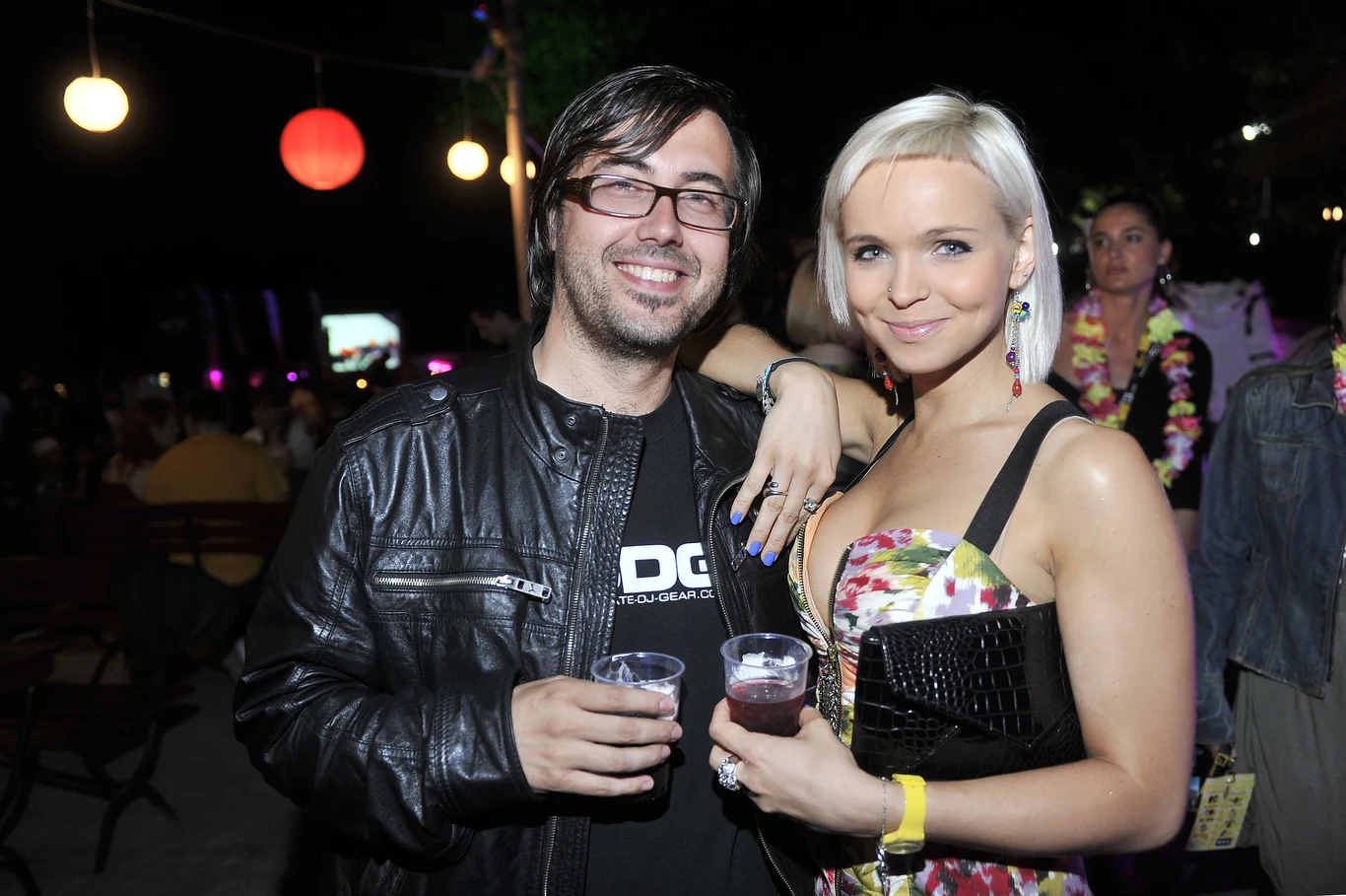 Pod koniec 2010 Candy Girl postanowiła promować swoją twórczość poza krajem. Wokalistka wraz z DJ Adamusem wyjechała do Chin, gdzie w ciągu dwóch miesięcy zagrała ponad 30 koncertów Pod koniec 2010 Candy Girl postanowiła promować swoją twórczość poza krajem. Wokalistka wraz z DJ Adamusem wyjechała do Chin, gdzie w ciągu dwóch miesięcy zagrała ponad 30 koncertów