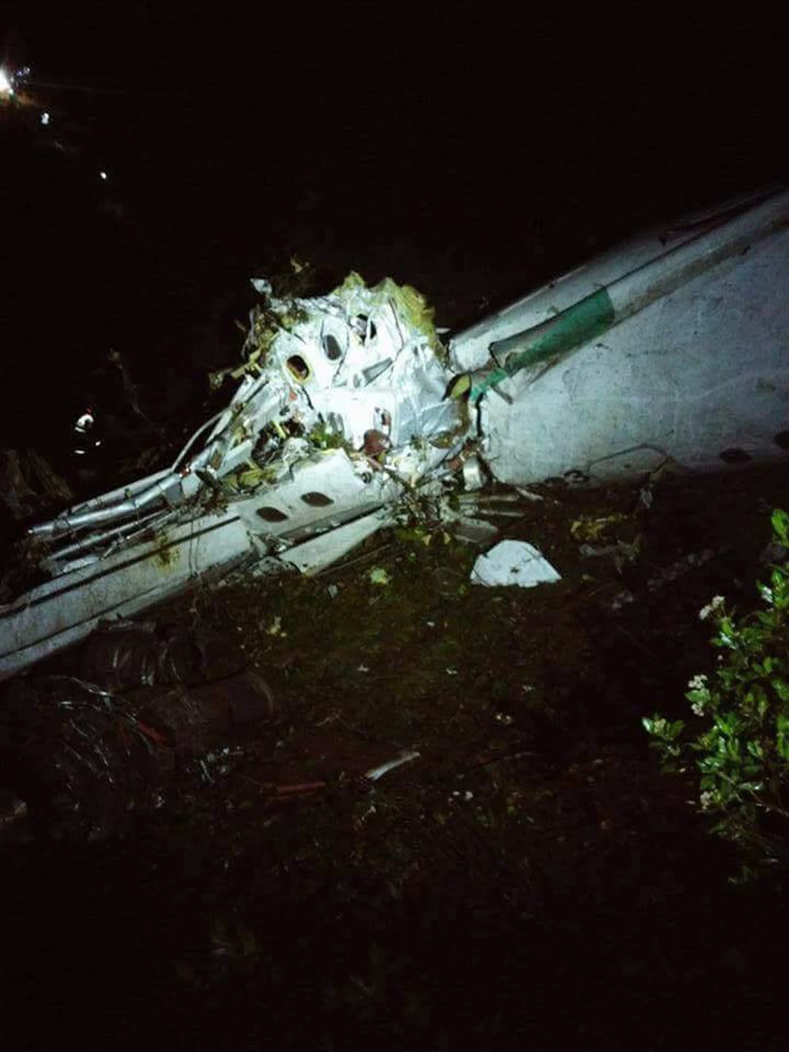 Tylko trzech piłkarzy brazylijskiego klubu Chapecoense przeżyło katastrofę lotniczą w Kolumbii. Lecieli na finał Copa Sudamericana. Na pokładzie samolotu było 81 osób. Według nieoficjalnych informacji zginęło 76 Tylko trzech piłkarzy brazylijskiego klubu Chapecoense przeżyło katastrofę lotniczą w Kolumbii. Lecieli na finał Copa Sudamericana. Na pokładzie samolotu było 81 osób. Według nieoficjalnych informacji zginęło 76