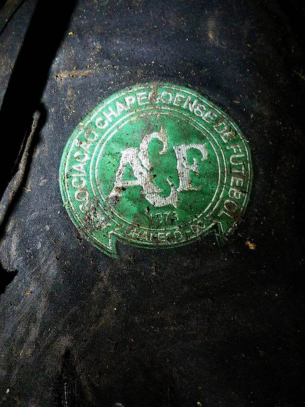 Tylko trzech piłkarzy brazylijskiego klubu Chapecoense przeżyło katastrofę lotniczą w Kolumbii. Lecieli na finał Copa Sudamericana. Na pokładzie samolotu było 81 osób. Według nieoficjalnych informacji zginęło 76 Tylko trzech piłkarzy brazylijskiego klubu Chapecoense przeżyło katastrofę lotniczą w Kolumbii. Lecieli na finał Copa Sudamericana. Na pokładzie samolotu było 81 osób. Według nieoficjalnych informacji zginęło 76