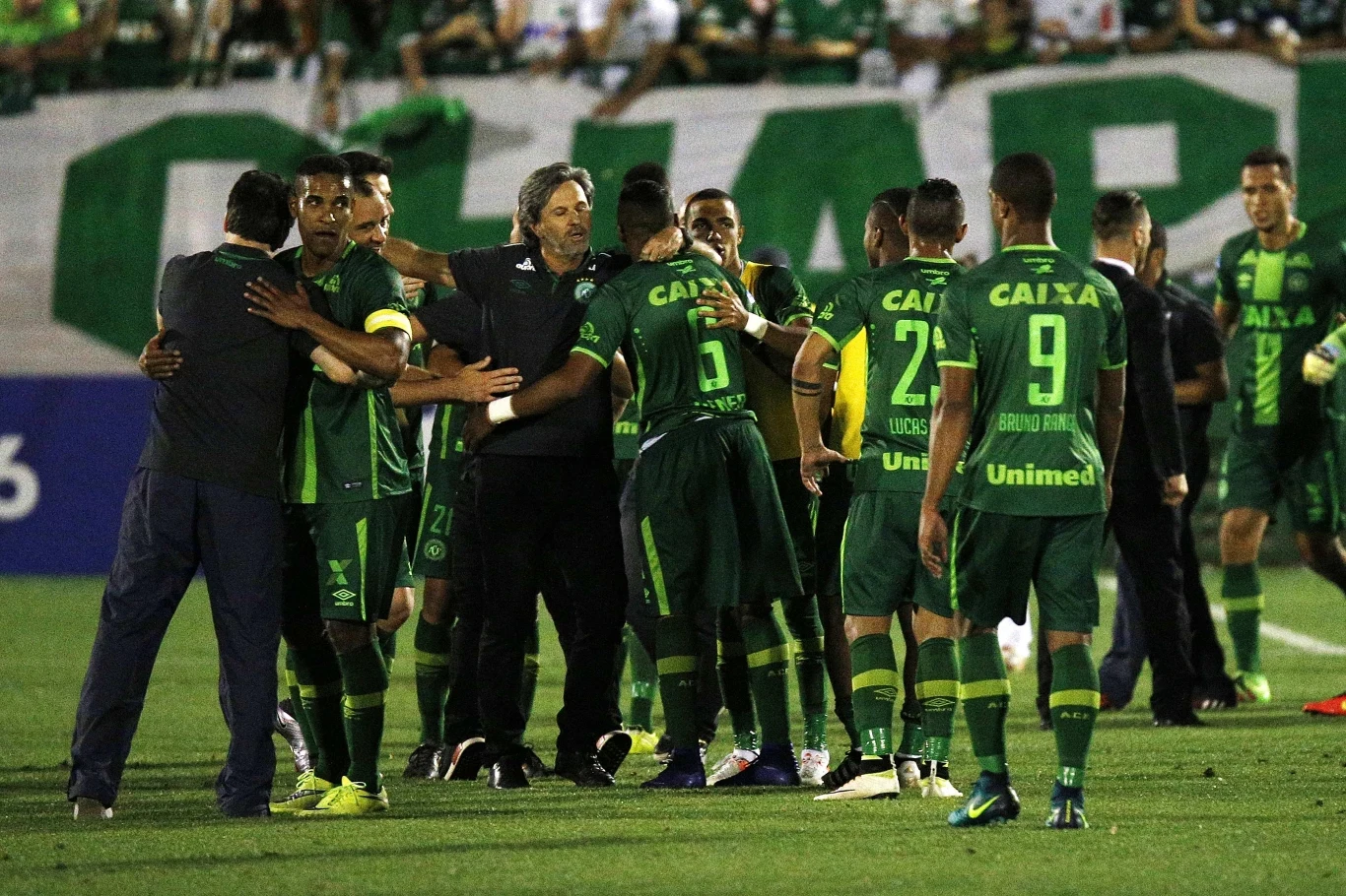 Tylko trzech piłkarzy brazylijskiego klubu Chapecoense przeżyło katastrofę lotniczą w Kolumbii. Lecieli na finał Copa Sudamericana. Na pokładzie samolotu było 81 osób. Według nieoficjalnych informacji zginęło 76 Tylko trzech piłkarzy brazylijskiego klubu Chapecoense przeżyło katastrofę lotniczą w Kolumbii. Lecieli na finał Copa Sudamericana. Na pokładzie samolotu było 81 osób. Według nieoficjalnych informacji zginęło 76