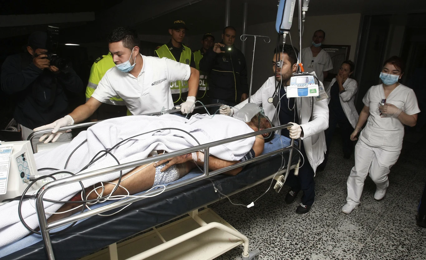 Tylko trzech piłkarzy brazylijskiego klubu Chapecoense przeżyło katastrofę lotniczą w Kolumbii. Lecieli na finał Copa Sudamericana. Na pokładzie samolotu było 81 osób. Według nieoficjalnych informacji zginęło 76 Tylko trzech piłkarzy brazylijskiego klubu Chapecoense przeżyło katastrofę lotniczą w Kolumbii. Lecieli na finał Copa Sudamericana. Na pokładzie samolotu było 81 osób. Według nieoficjalnych informacji zginęło 76