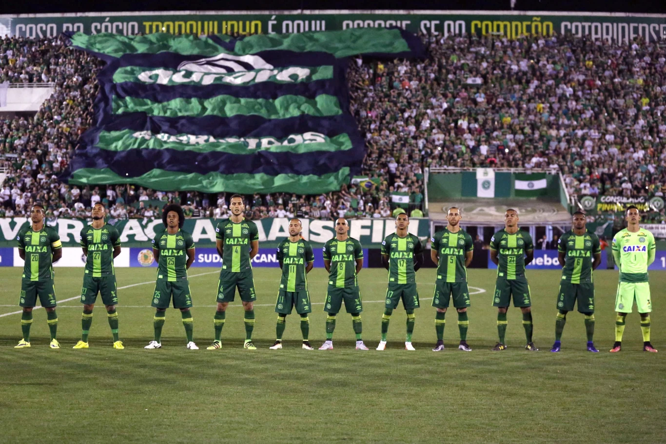 Tylko trzech piłkarzy brazylijskiego klubu Chapecoense przeżyło katastrofę lotniczą w Kolumbii. Lecieli na finał Copa Sudamericana. Na pokładzie samolotu było 81 osób. Według nieoficjalnych informacji zginęło 76 Tylko trzech piłkarzy brazylijskiego klubu Chapecoense przeżyło katastrofę lotniczą w Kolumbii. Lecieli na finał Copa Sudamericana. Na pokładzie samolotu było 81 osób. Według nieoficjalnych informacji zginęło 76
