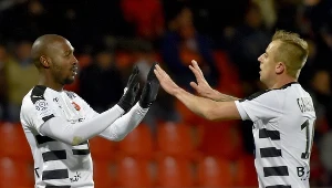 Giovanni Sio i Kamil Grosicki cieszą się z gola dla Stade Rennes