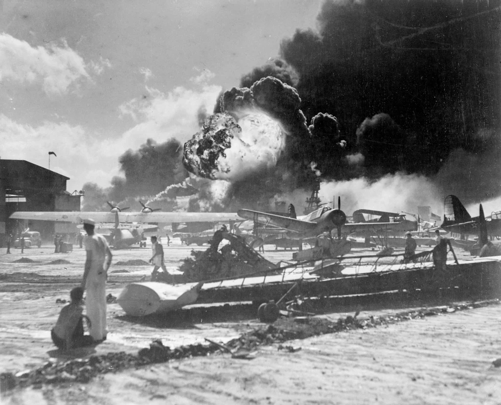 7 grudnia Japończycy zaatakowali Pearl Harbor