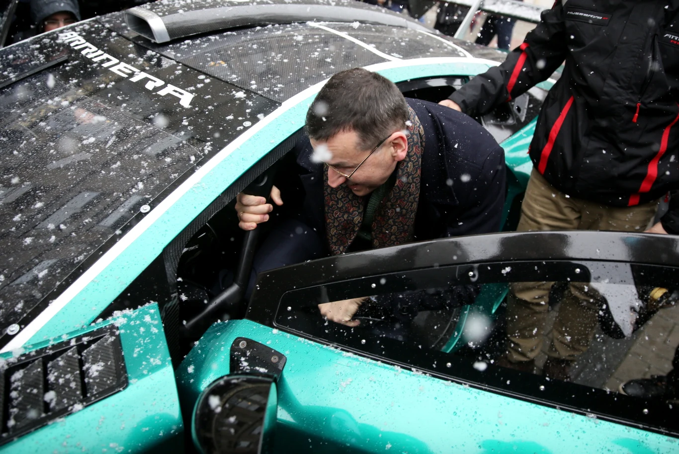 Samochód wyścigowy Arrinera Hussarya zaprezentowany przed siedzibą Ministerstwa Rozwoju. W prezentacji wzięli udział twórcy auta oraz wicepremier Morawiecki. Hussarya posiada silnik General Motors z serii LS7 o pojemności 7008 cm3 i mocy 505 KM