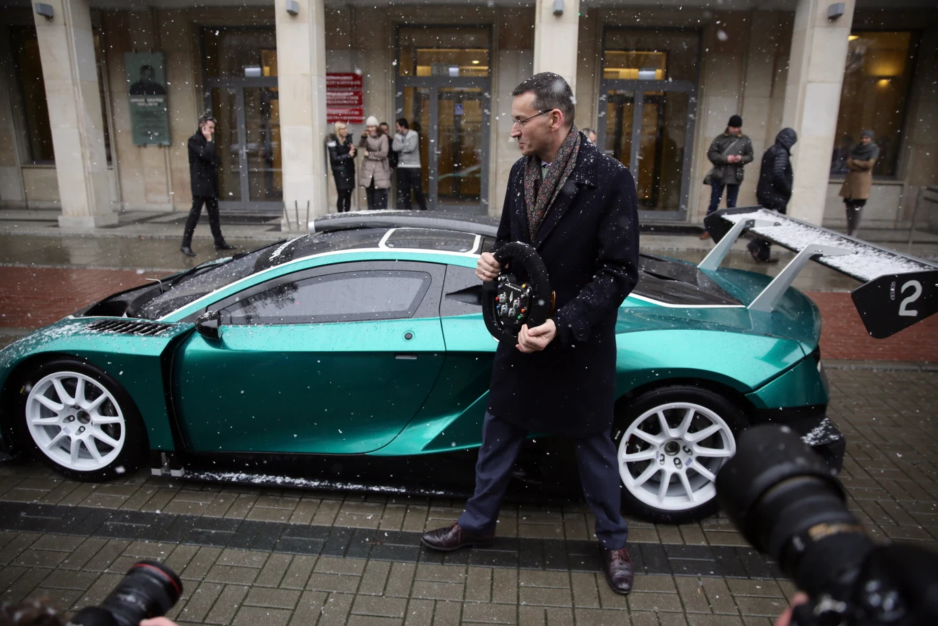 Samochód wyścigowy Arrinera Hussarya zaprezentowany przed siedzibą Ministerstwa Rozwoju. W prezentacji wzięli udział twórcy auta oraz wicepremier Morawiecki. Hussarya posiada silnik General Motors z serii LS7 o pojemności 7008 cm3 i mocy 505 KM