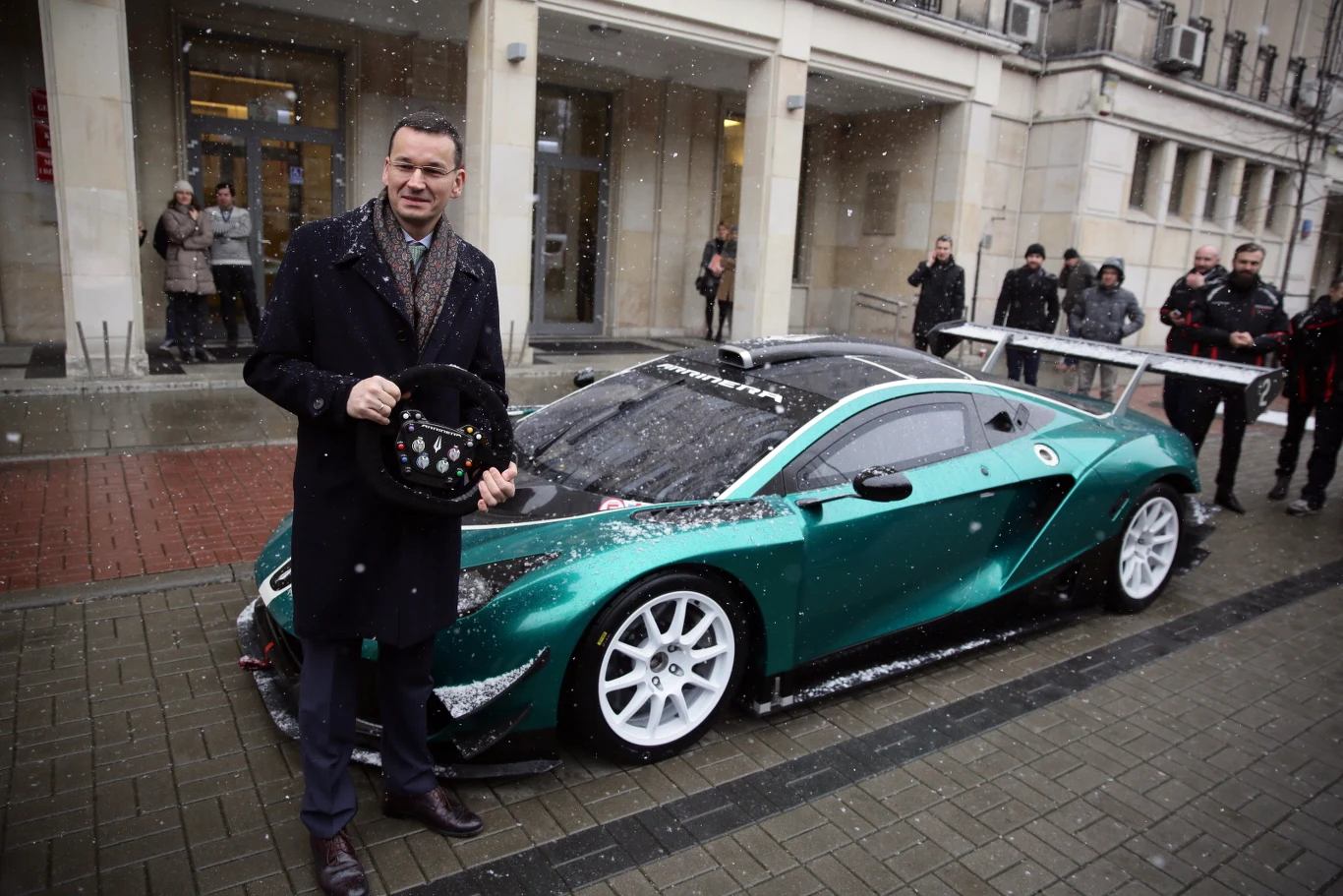 Samochód wyścigowy Arrinera Hussarya zaprezentowany przed siedzibą Ministerstwa Rozwoju. W prezentacji wzięli udział twórcy auta oraz wicepremier Morawiecki. Hussarya posiada silnik General Motors z serii LS7 o pojemności 7008 cm3 i mocy 505 KM