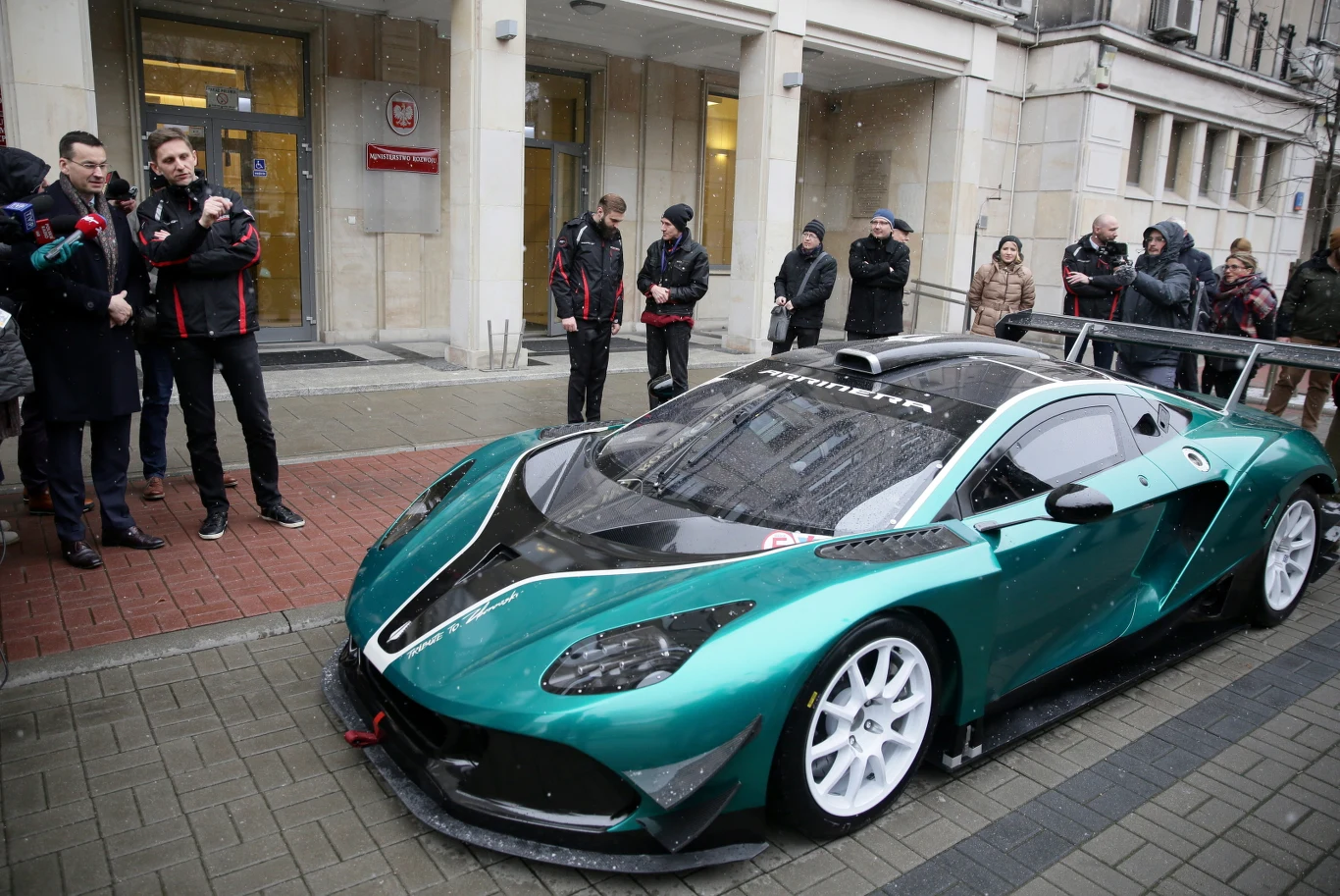 Samochód wyścigowy Arrinera Hussarya zaprezentowany przed siedzibą Ministerstwa Rozwoju. W prezentacji wzięli udział twórcy auta oraz wicepremier Morawiecki. Hussarya posiada silnik General Motors z serii LS7 o pojemności 7008 cm3 i mocy 505 KM