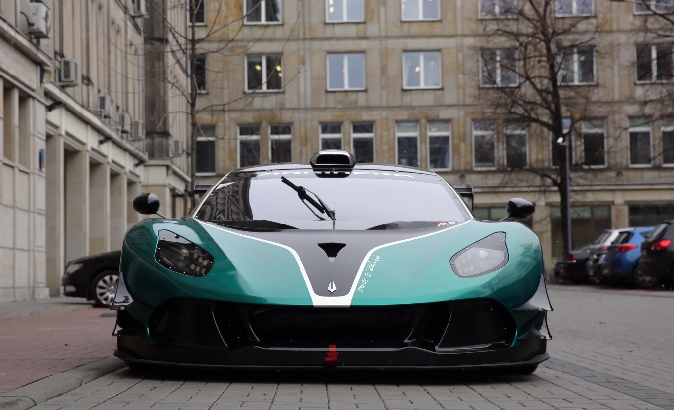 Samochód wyścigowy Arrinera Hussarya zaprezentowany przed siedzibą Ministerstwa Rozwoju. W prezentacji wzięli udział twórcy auta oraz wicepremier Morawiecki. Hussarya posiada silnik General Motors z serii LS7 o pojemności 7008 cm3 i mocy 505 KM