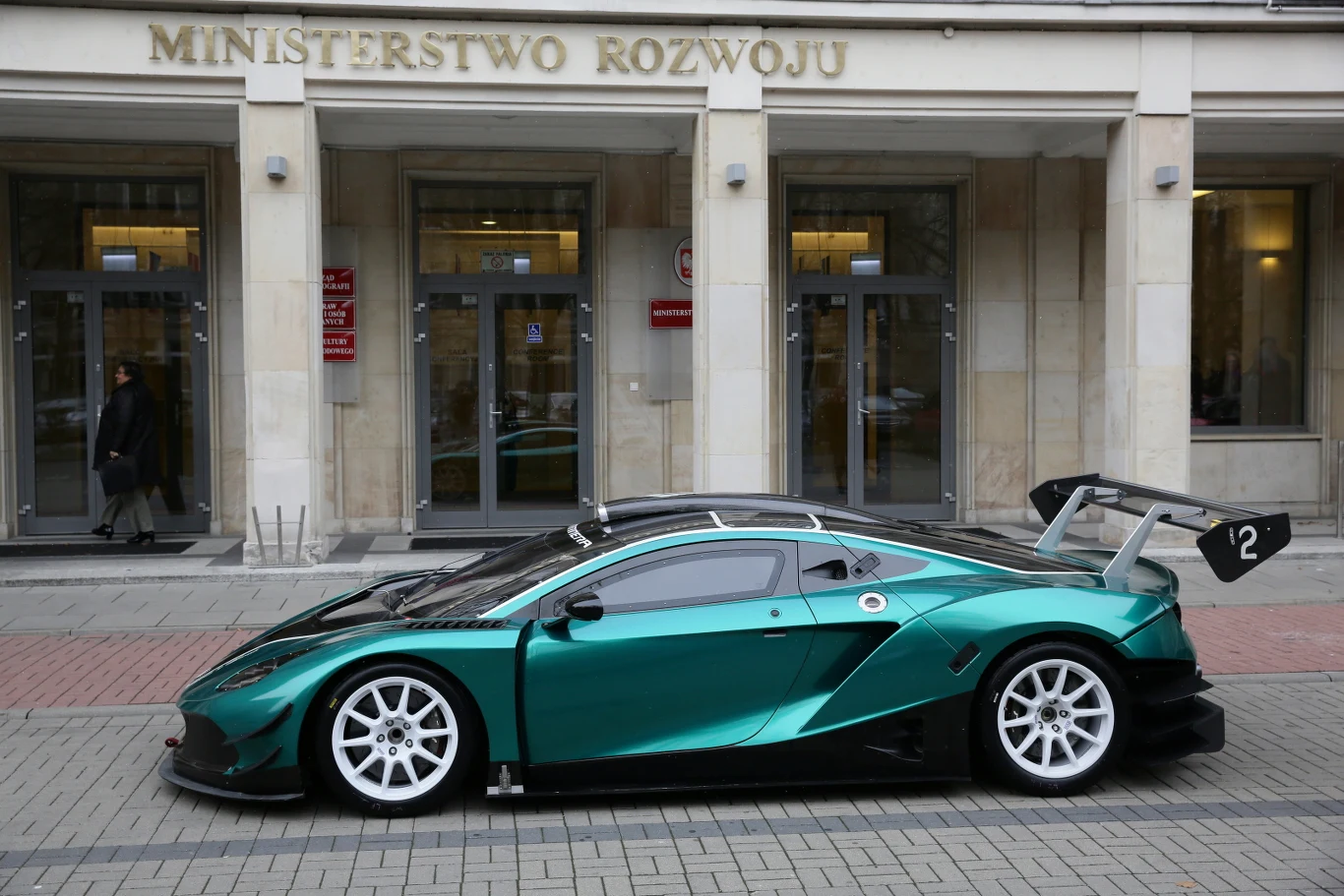 Samochód wyścigowy Arrinera Hussarya zaprezentowany przed siedzibą Ministerstwa Rozwoju. W prezentacji wzięli udział twórcy auta oraz wicepremier Morawiecki. Hussarya posiada silnik General Motors z serii LS7 o pojemności 7008 cm3 i mocy 505 KM