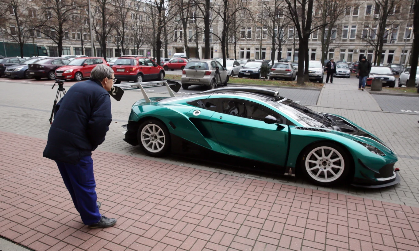 Samochód wyścigowy Arrinera Hussarya zaprezentowany przed siedzibą Ministerstwa Rozwoju. W prezentacji wzięli udział twórcy auta oraz wicepremier Morawiecki. Hussarya posiada silnik General Motors z serii LS7 o pojemności 7008 cm3 i mocy 505 KM