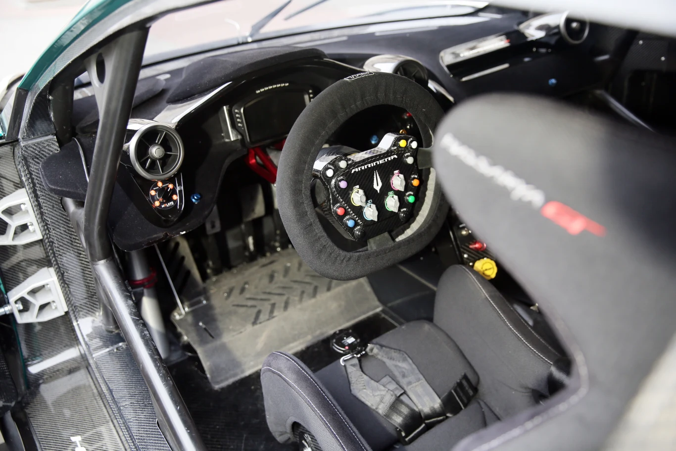 Samochód wyścigowy Arrinera Hussarya zaprezentowany przed siedzibą Ministerstwa Rozwoju. W prezentacji wzięli udział twórcy auta oraz wicepremier Morawiecki. Hussarya posiada silnik General Motors z serii LS7 o pojemności 7008 cm3 i mocy 505 KM