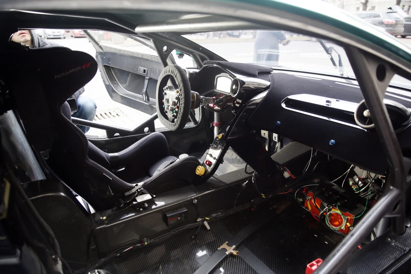 Samochód wyścigowy Arrinera Hussarya zaprezentowany przed siedzibą Ministerstwa Rozwoju. W prezentacji wzięli udział twórcy auta oraz wicepremier Morawiecki. Hussarya posiada silnik General Motors z serii LS7 o pojemności 7008 cm3 i mocy 505 KM