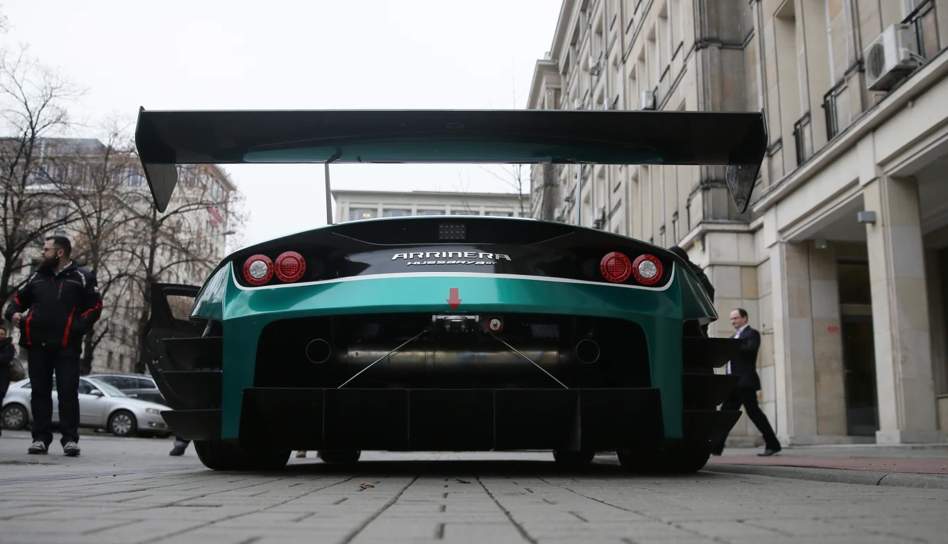 Samochód wyścigowy Arrinera Hussarya zaprezentowany przed siedzibą Ministerstwa Rozwoju. W prezentacji wzięli udział twórcy auta oraz wicepremier Morawiecki. Hussarya posiada silnik General Motors z serii LS7 o pojemności 7008 cm3 i mocy 505 KM