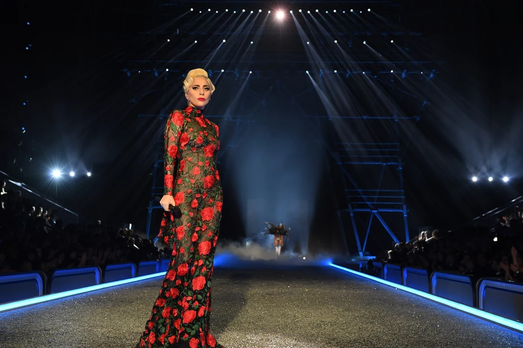Pokaz uświetnił występ Lady Gagi Pokaz uświetnił występ Lady Gagi