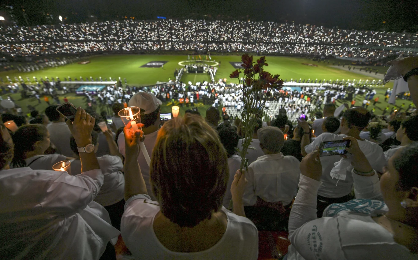 Fani składają hołd zmarłym piłkarzom Chapecoense Fani składają hołd zmarłym piłkarzom Chapecoense