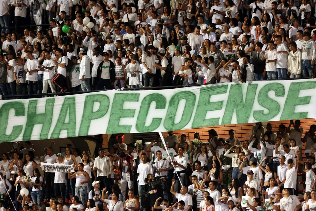 Na stadionie w kolumbijskim Medellin, zamiast planowanego finału Copa Sudamericana, odbyła się żałobna ceremonia po katastrofie samolotu z piłkarzami Chapecoense
