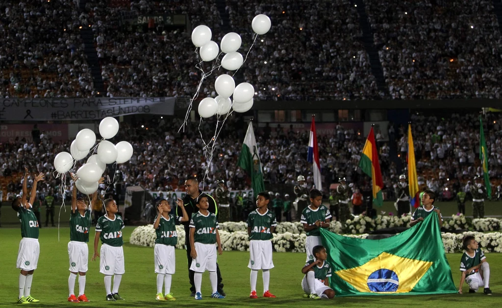 Na stadionie w kolumbijskim Medellin, zamiast planowanego finału Copa Sudamericana, odbyła się żałobna ceremonia po katastrofie samolotu z piłkarzami Chapecoense