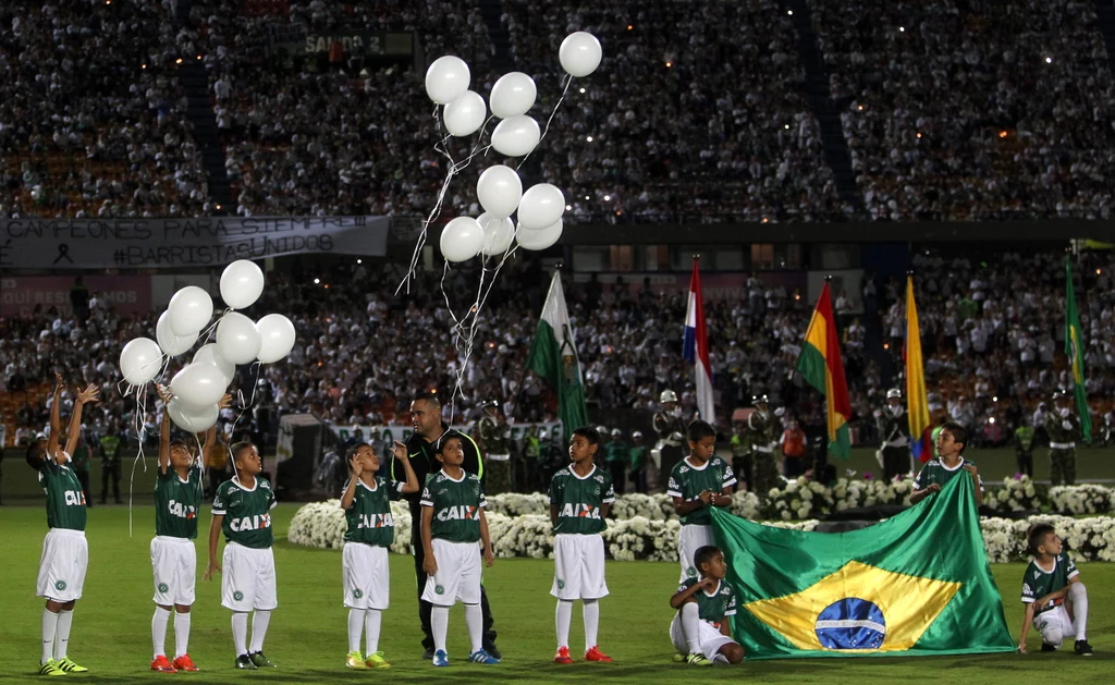 Na stadionie w kolumbijskim Medellin, zamiast planowanego finału Copa Sudamericana, odbyła się żałobna ceremonia po katastrofie samolotu z piłkarzami Chapecoense