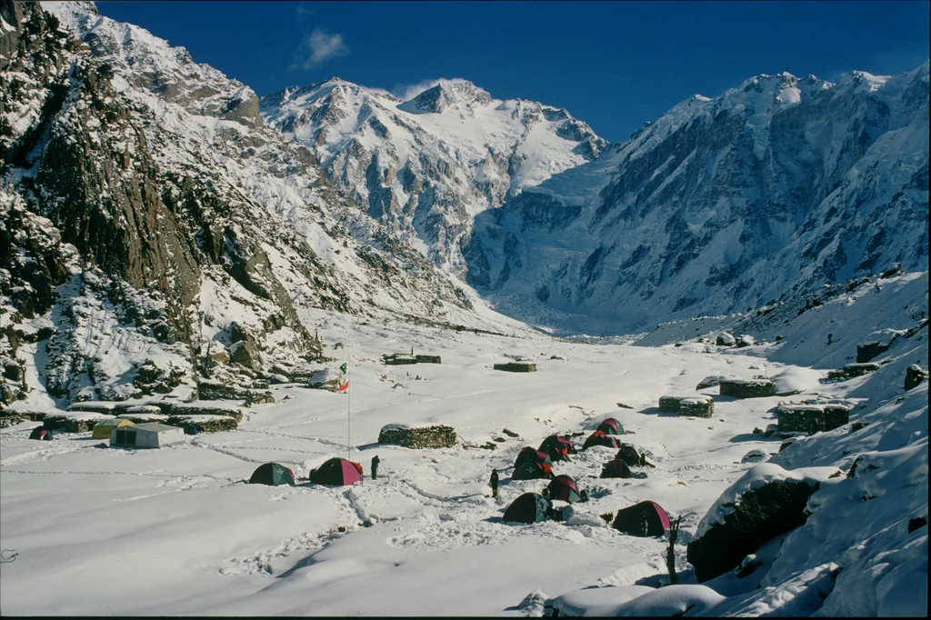 Baza Polskiej Zimowej Wyprawy na Nanga Parbat 1997-98