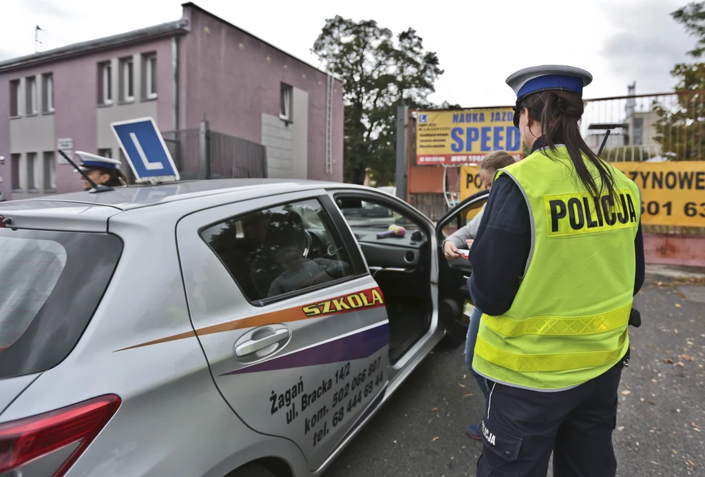 Dzięki opóźnieniu systemu m.in. później wejdą w życie obostrzenia dla młodych kierowców