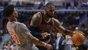 LeBron James (z prawej) kontra Jimmy Butler
