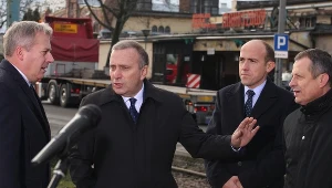 Politycy PO, od lewej: Wojciech Saługa, przewodniczący Grzegorz Schetyna, wiceprzewodniczący Borys Budka i Zdzisław Gawlik podczas konferencji prasowej Platformy Obywatelskiej przed KWK Makoszowy w Zabrzu 