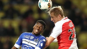 Kamil Glik (z prawej) w starciu z Sadio Diallo z Bastii