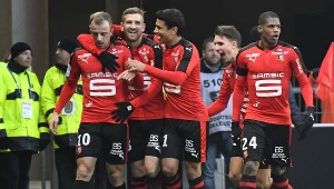 Kamil Grosicki w objęciach kolegów po trafieniu na 2-0