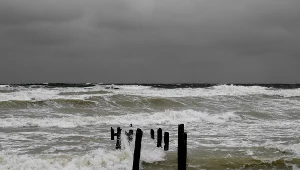 Podczas ostatnich sztormów woda wyrzuciła parafinę na brzeg / zdj. ilustracyjne