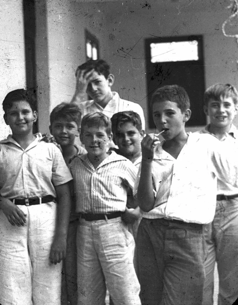 Fidel Castro (z lizakiem) jako młody chłopak