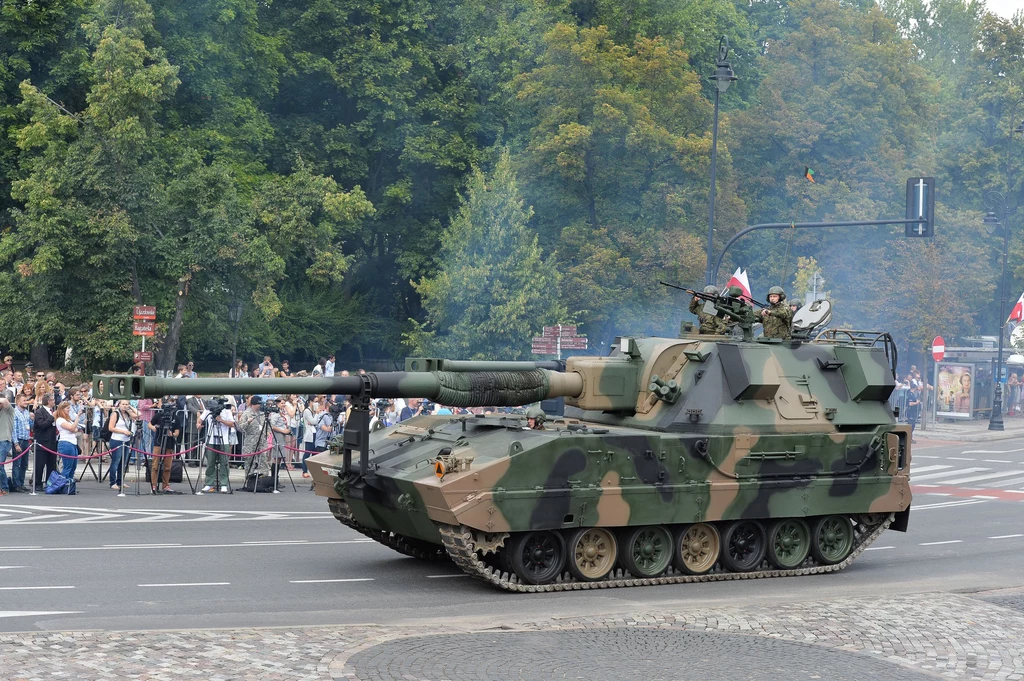 Na razie w większości przypadków MON kończy przetargi rozpoczęte przez poprzedników. Na zdjęciu armatohaubica "Krab"