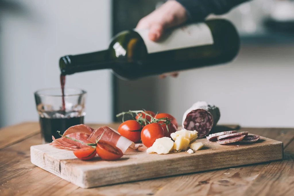 Wino lubi towarzystwo przekąsek. Wtedy smakuje najlepiej