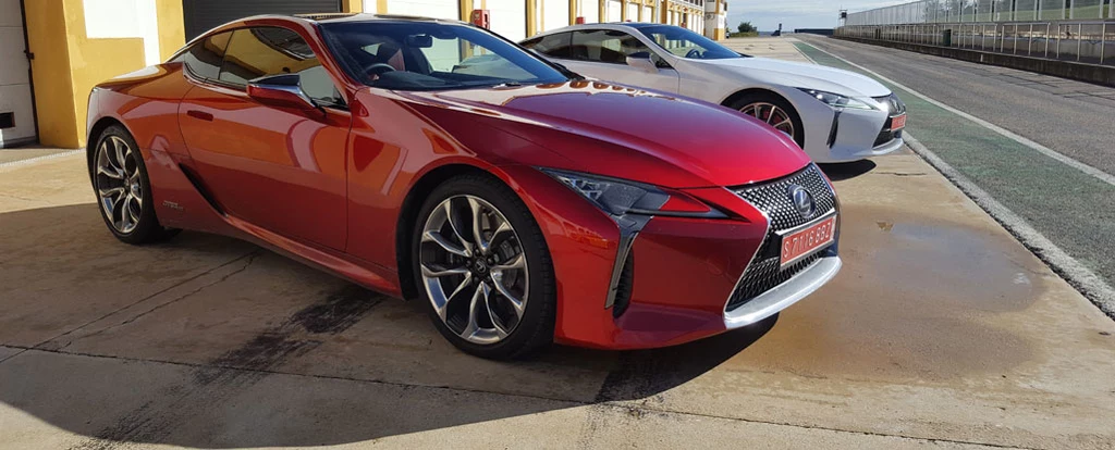 Lexusy LC na torze Circuito Monteblanco w La Palma del Condado