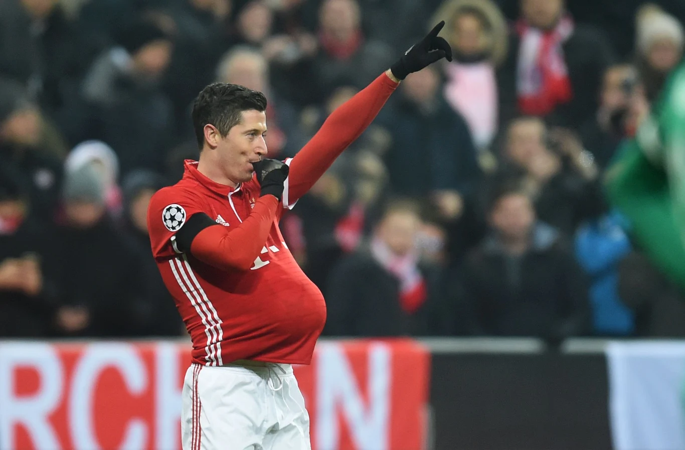 Robert Lewandowski ogłasza światu, że na świat przyjdzie jego potomek Robert Lewandowski ogłasza światu, że na świat przyjdzie jego potomek