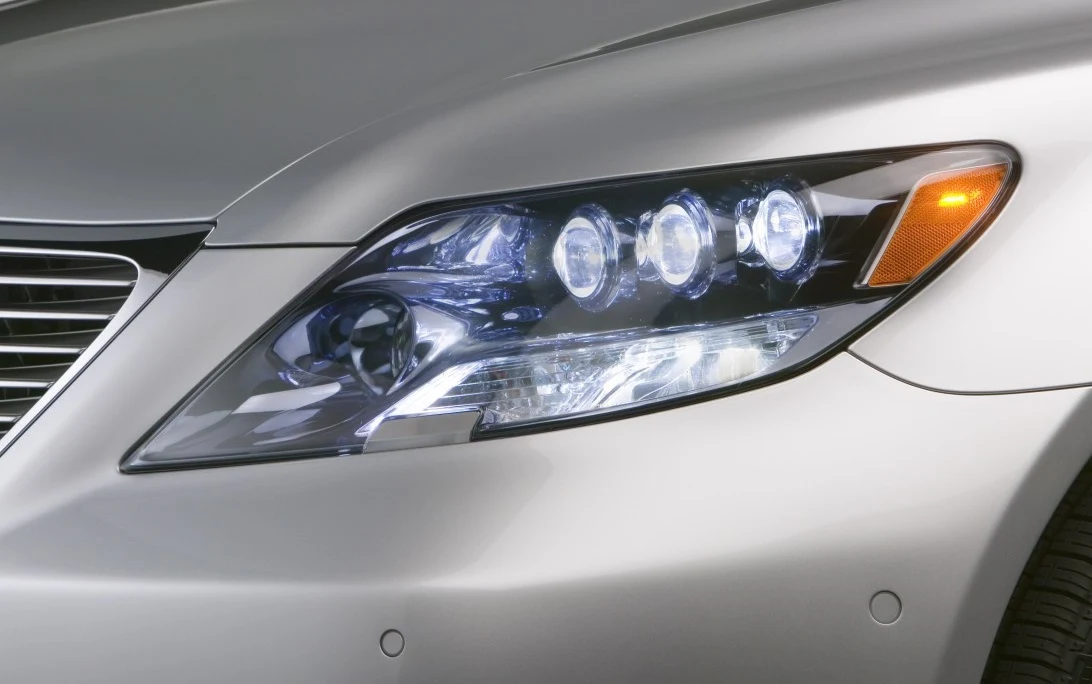 Pierwsze światła mijania LED w Lexusie LS