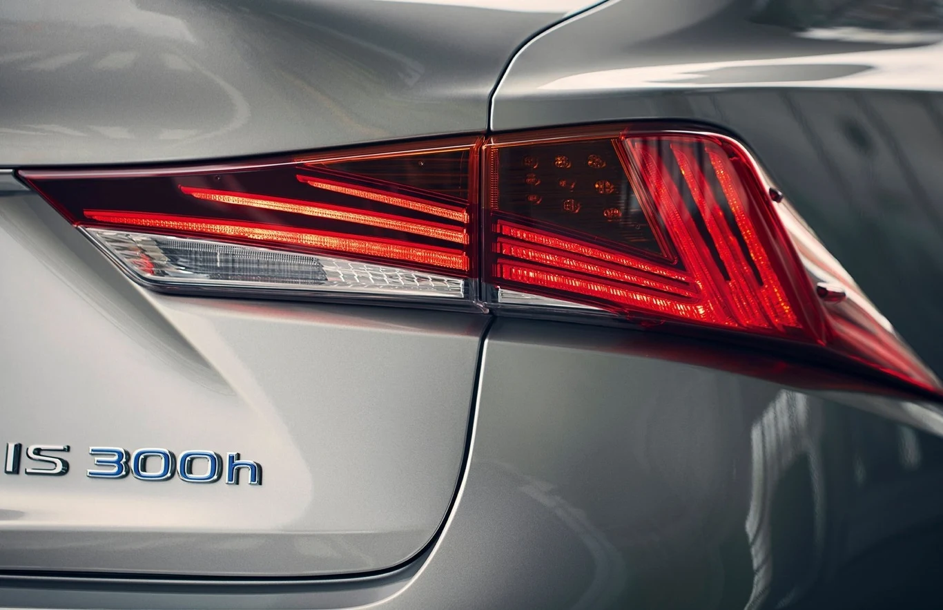 LEDowe światła tylne w Lexusie IS