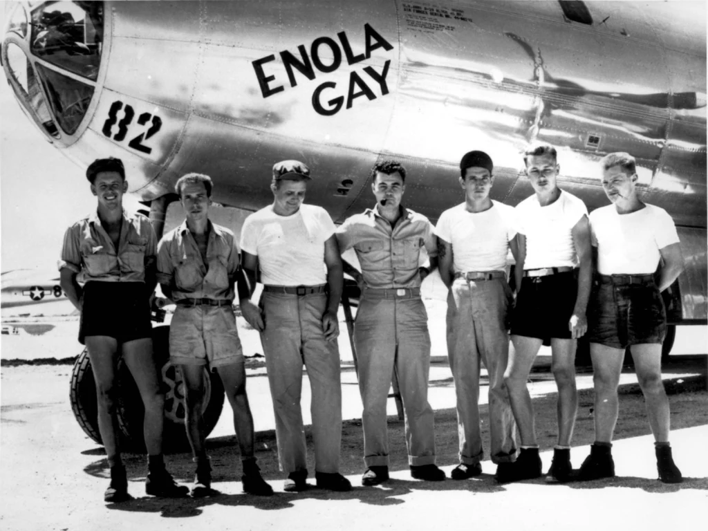 Załoga bombowca "Enola Gay", która zrzuciła pierwszą w historii bombę atomową użytą bojowo