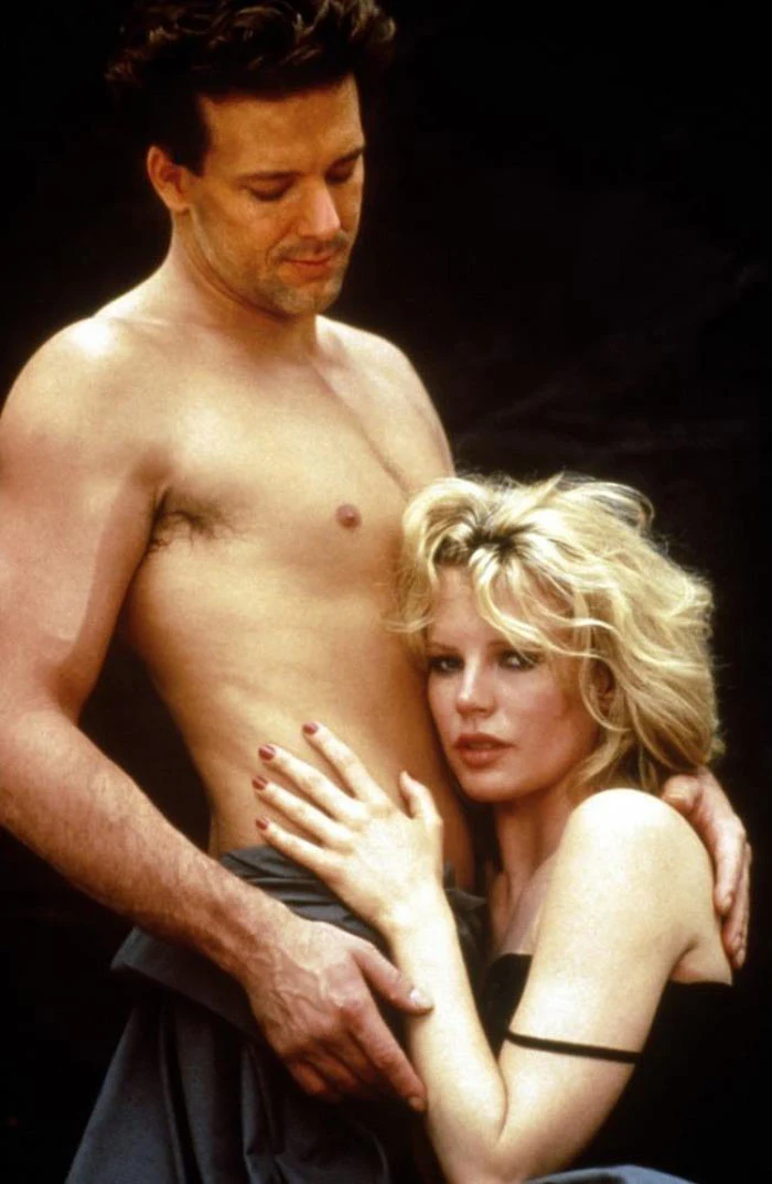 Prawdziwy rozgłos przyniósł jednak Basinger występ w dramacie "9 i pół tygodnia" (1986), w którym partnerował jej Mickey Rourke. Śmiałe sceny erotyczne sprawiły, że gwiazdę okrzyknięto symbolem seksu. Mimo niezbyt przychylnych recenzji krytyków, erotyczne sekwencje zapadły w pamięci widzów całego świata na długie lata. Erotyczny dramat Adriana Lyne'a nazywany jest obecnie "50 twarzami Greya lat 80". Co ciekawe, aktorkę wkrótce zobaczymy w sequelu ekranizacji powieści E.L. James, czyli "Ciemniejszej stronie Greya".