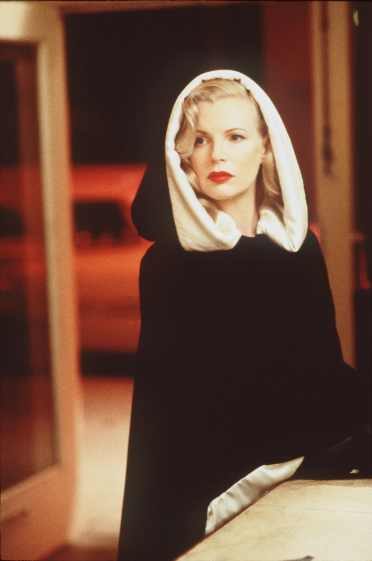 Po kilku latach przerwy - Basinger urodziła w 1995 roku córkę Ireland i przez dłuższy czas skupiła się na macierzyństwie - aktorka powróciła znakomitą rolą luksusowej prostytutki Lynn Bracken w dramacie kryminalnym "Tajemnice Los Angeles" (1997). Kim pokazała światu, że sławy nie zawdzięcza jedynie urodzie. Za rolę w filmie Curtisa Hansona aktorka otrzymała Złotego Globa i Oscara za najlepszą rolę drugoplanową.