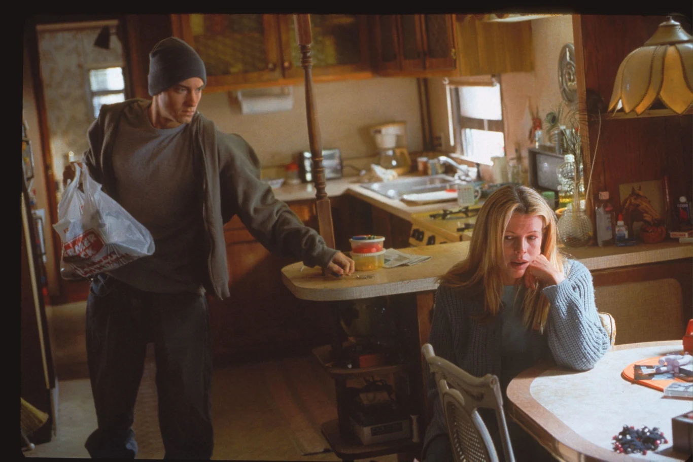 W 2002 roku aktorka wystąpiła w głośnym filmie "8 mila". Zagrała tam przejmującą rolę - alkoholiczkę i matkę głównego bohatera, w którego brawurowo wcielił się znany raper Eminem. Kolejne kreacje gwiazdy nie były już tak udane. Najbardziej pamiętne stworzyła z pewnością w thrillerze "Komórka" (2004), "Drzwiach w podłodze" - ekranizacji powieści Johna Irvinga "Jednoroczna wdowa", a także dramacie "Granice miłości" Guillermo Arriagi.